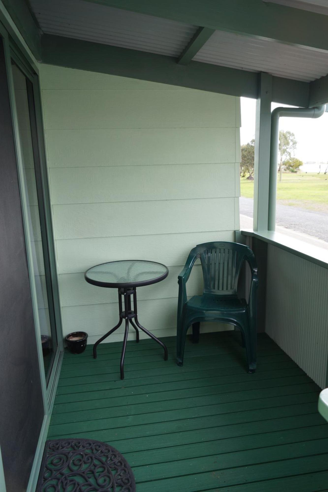 Hotel Lake Albert Caravan Park Meningie Zimmer foto